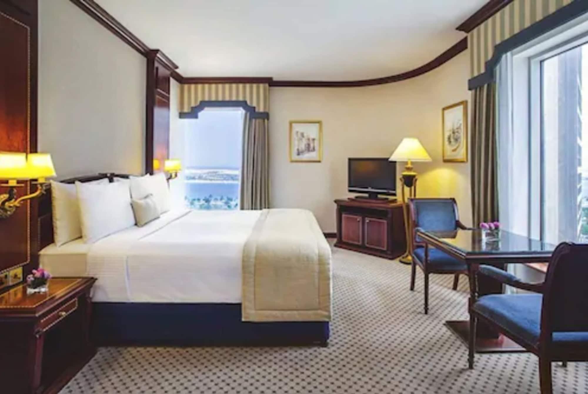Corniche Hotel 5*