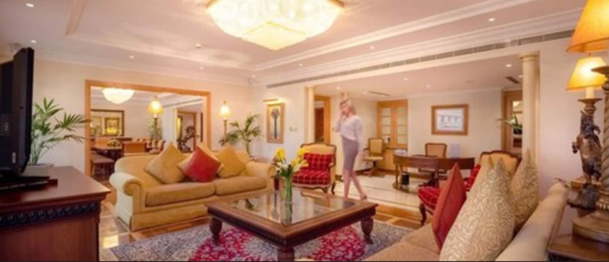 Hotel Corniche 5*